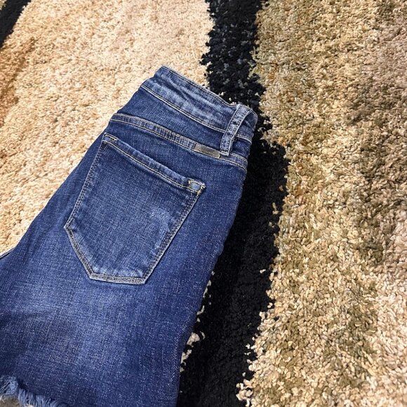 NWOT KanCan Blue Jean Shorts MEDIUM Flayed hem line Distressed - Picture 15 of 15